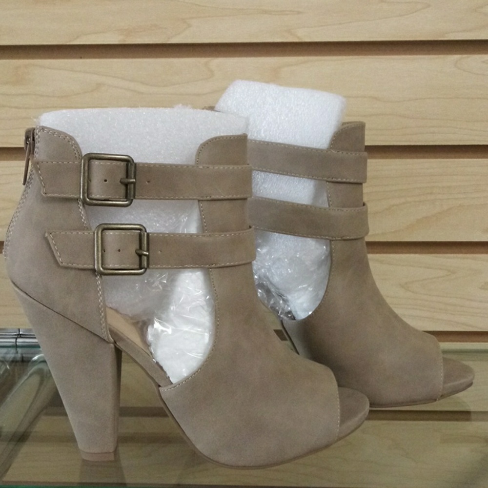 🆕 Peep-toe Booties